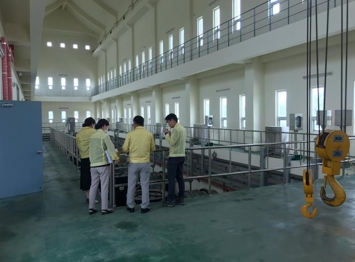 나주시가 오는 5월 14일까지 ‘여름철 사전 대비 기간’으로 정하고 재해 예방을 위한 사전 점검에 나선다. 사진은 배수펌프장 점검을 진행하고 있는 모습.